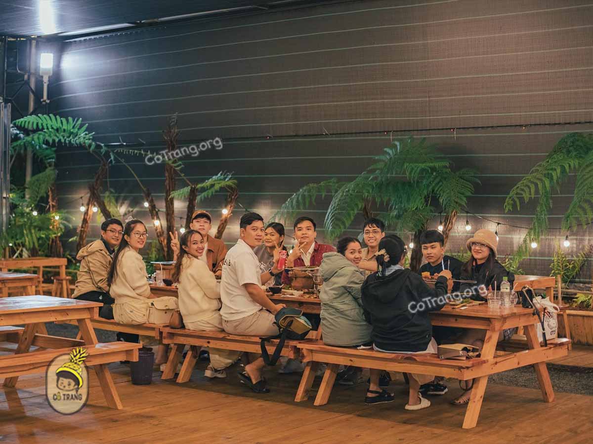Menu thực đơn và không gian tại Tiệm Nướng & Chill Xóm Lèo